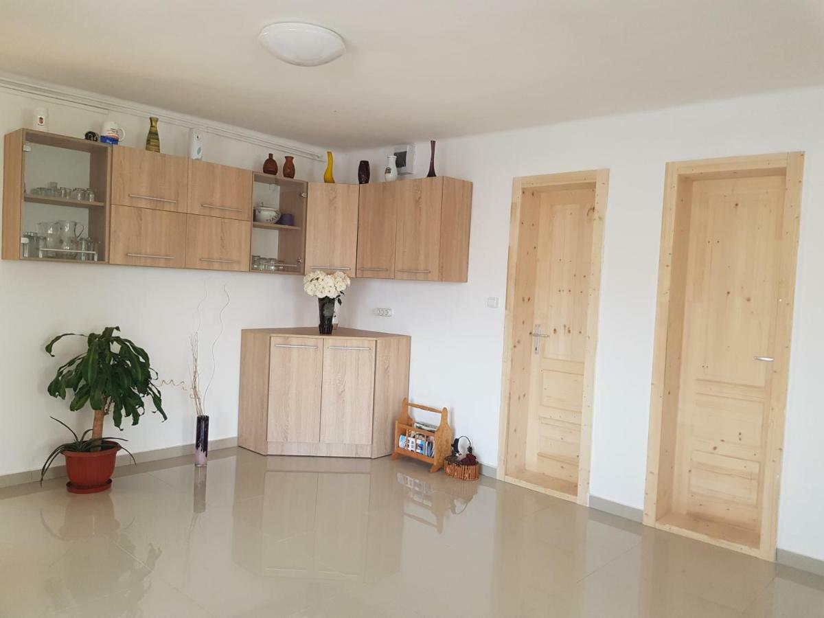 Rita Vendeghaz Apartment Ciumani Екстериор снимка